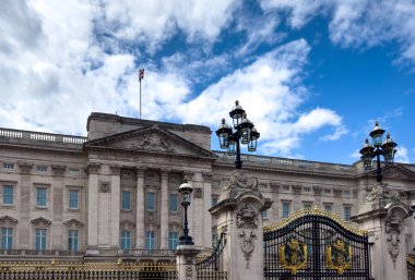 Londra, Birleşik Krallık, 29 Haziran 2023 Buckingham Sarayı. Ön cephe ve Altın Kapı Güzel mavi bir gökyüzünün altında.