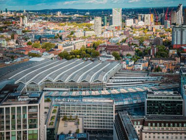 Waterloo Tren İstasyonu 'nun hava manzarası ve Londra' nın ufuk çizgisi.