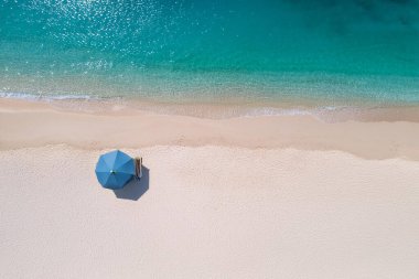 Tropik yaz manzarası, güneşli deniz kumlu gökyüzü ve palmiye ağaçları. Lüks seyahat tatil beldesi. Egzotik sahil manzarası.