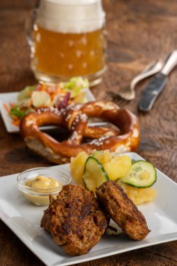 Patates salatalı Bavyera Fleischplanzerl