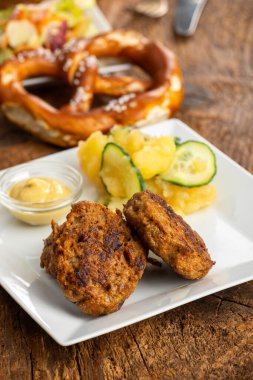 Patates salatalı Bavyera Fleischplanzerl