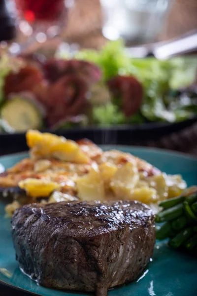 Steak Fazolemi Bramborovým Gratinem — Stock fotografie