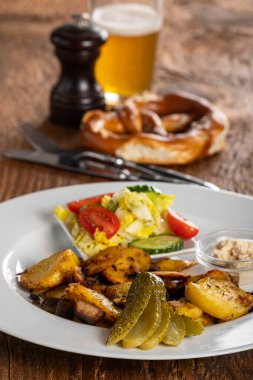 Tahtada bavyera patatesi.