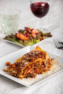 Beyaz tabakta bir porsiyon lazanya