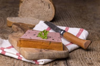 Tahtada ev yapımı çavdar ekmeği. 