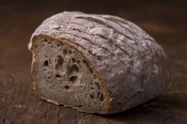 Ev yapımı çavdar ekmeğini tahtada kes. 