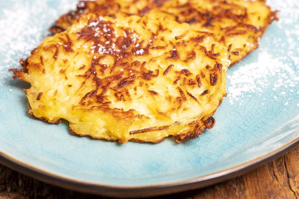 Bavyeralı tatlı patates kızartması tabakta 