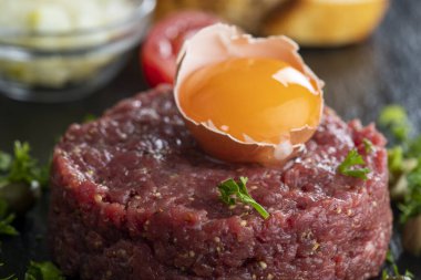 Siyah tahtada biftek tartar. 