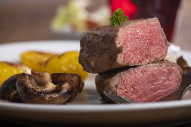 Tabakta ızgara biftek dilimleri 