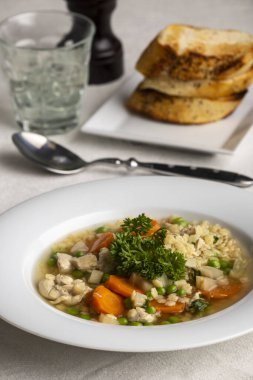 Ekmekli tavuk çorbasının genel görünümü 