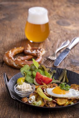 Avusturalya patates tabağı ve bira. 