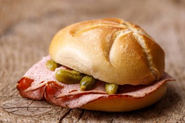 Bavyera köftesi. Koyu ağaç üstünde. 