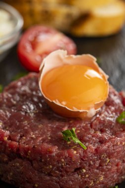 Siyah tahtada biftek tartar. 