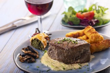 bir tabak üzerinde bir biftek closeup