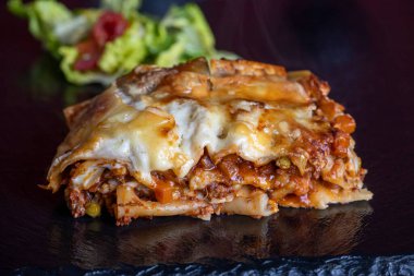 Siyah tahtada lazanya porsiyonu