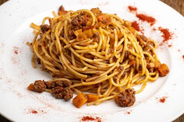Beyaz bir tabakta spagetti salamı.