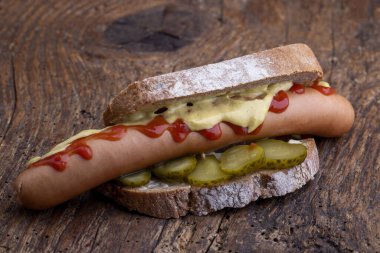 Tahtadaki ekmeğin içinde sosisli sandviç