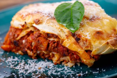 Mavi tabakta İtalyan lazanyası.