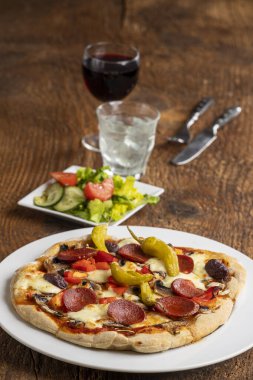 Salamlı ve peperonili pizza.