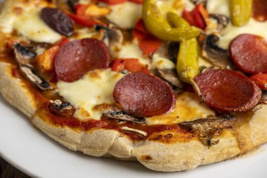 Salamlı ve peperonili pizza.