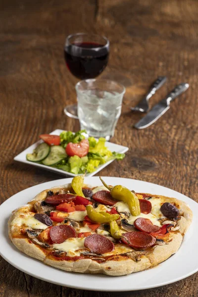 Salamlı ve peperonili pizza.