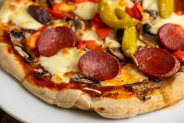 Salamlı ve peperonili pizza.