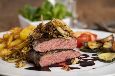 Izgara biftek ve patates kızartması.