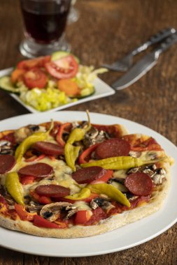 Fırında mantarlı pizzanın genel görünümü