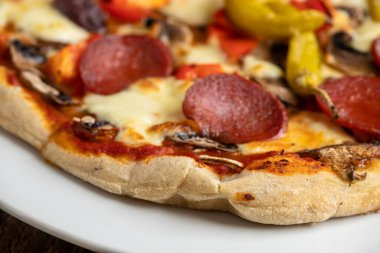 Salamlı ve peperonili pizza.