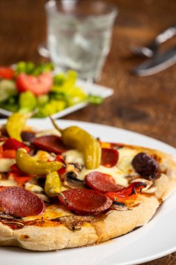 Salamlı ve peperonili pizza.