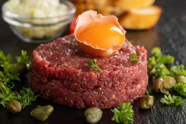Siyah tahtada biftek tartar.