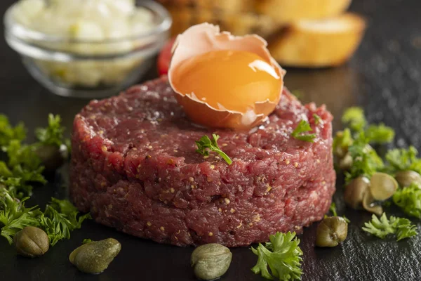 Steak Tatar Auf Schwarzem Schiefer — Stockfoto