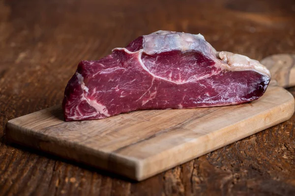 Bir Kesme Tahtası Üzerinde Çiğ Biftek — Stok fotoğraf