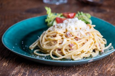 yeşil tabakta spagetti carbonara