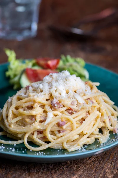 stock image spaghetti carbonara on a green plate