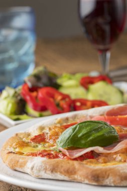 Jambonlu ve fesleğenli bir pizzanın ayrıntıları 