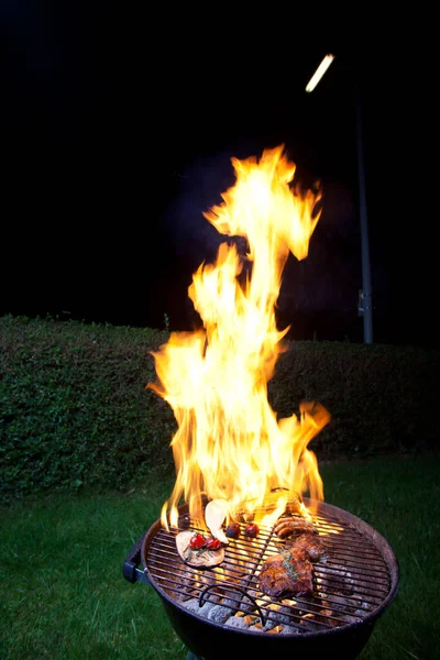 Flames Kettle Grill — Stock Photo, Image
