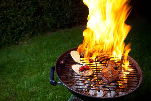Flames Kettle Grill — Stock Photo, Image