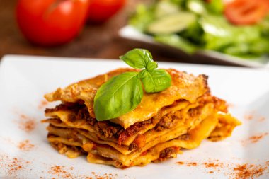 Tabakta lazanya, tahtada salata.