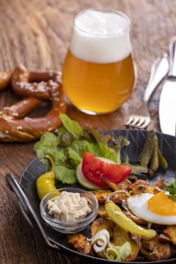 Avusturalya patates tabağı ve bira.