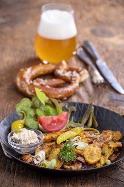 Avusturalya patates tabağı ve bira.