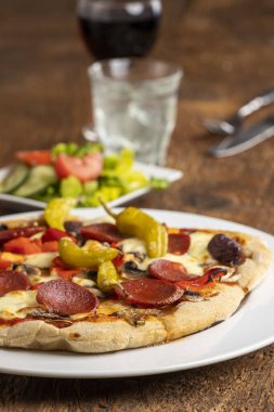 Salamlı ve peperonili pizza.