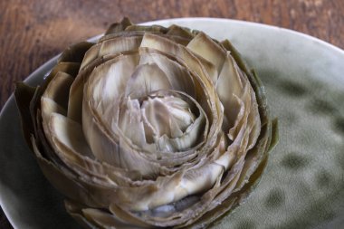 Yeşil bir tabakta pişirilmiş enginar.