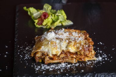 Siyah tahtada lazanya porsiyonu