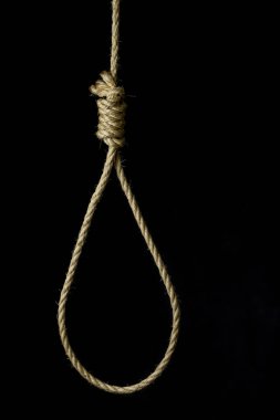 düğümlenmiş darağacı ipi siyah arkaplanda