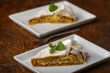 Beyaz tabakta Avusturyalı elmalı turta.