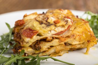 Bir porsiyon lazanyayı kapat