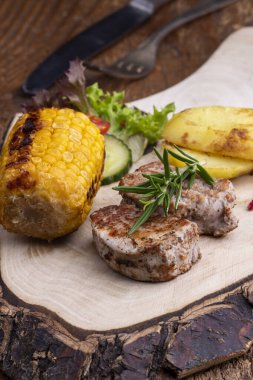 Ahşap üzerinde ızgara domuz filetosu.