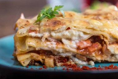 Bir porsiyon lazanyayı kapat