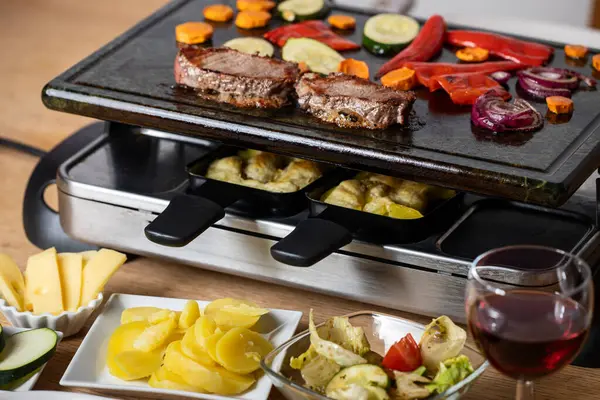 Swiss Raclette Med Kött Och Grönsaker Stockfoto